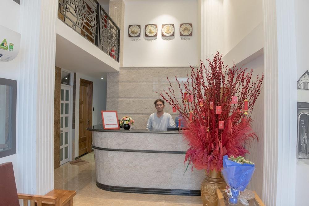 RedDoorz Plus near Ba Chieu Local Market Reception
