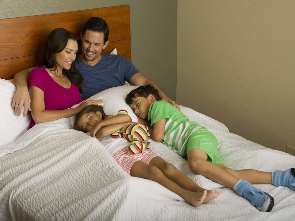 WoodSpring Suites Lake Charles Room
