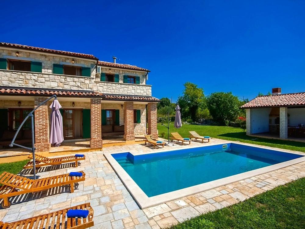 Spacious Villa in Strpacici With Private Pool