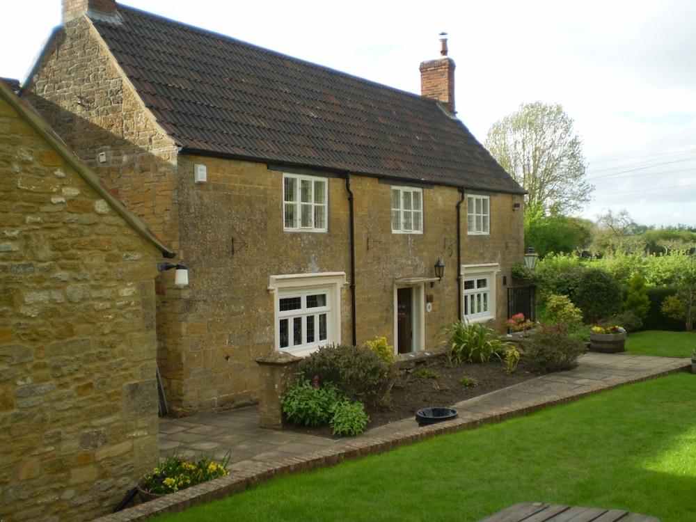 ذا كراون آند فيكتوريا