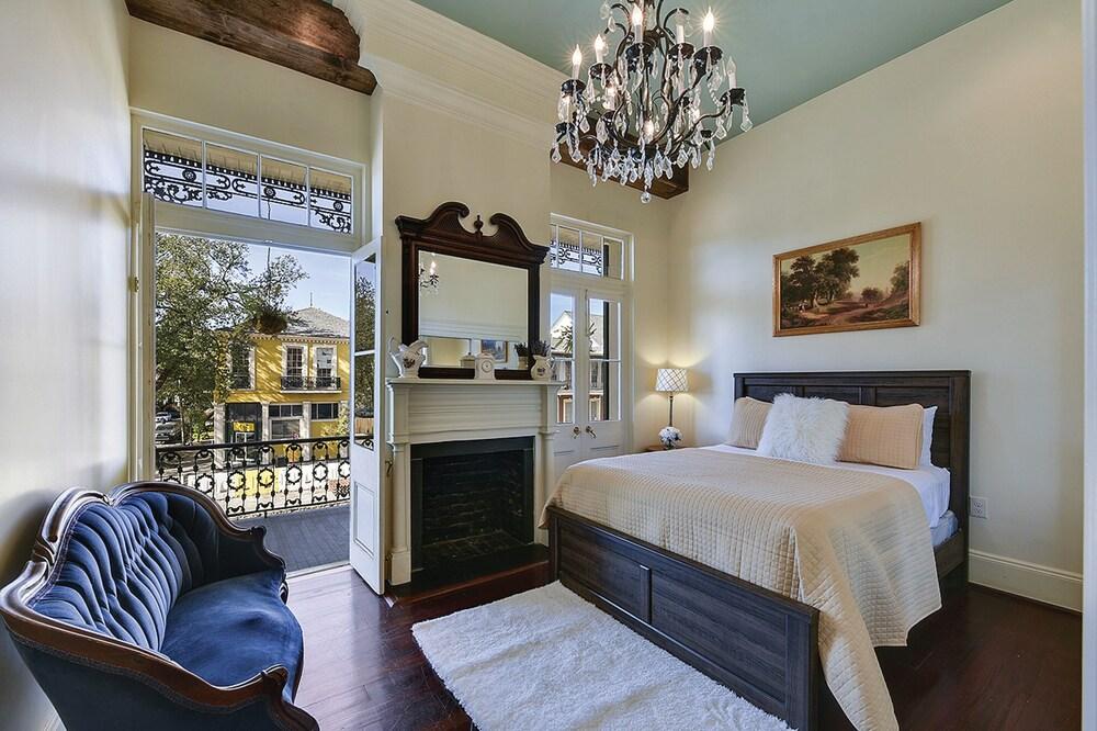 N Rampart Apartments - Lux 3BD 2BA French Quarter w Courtyard