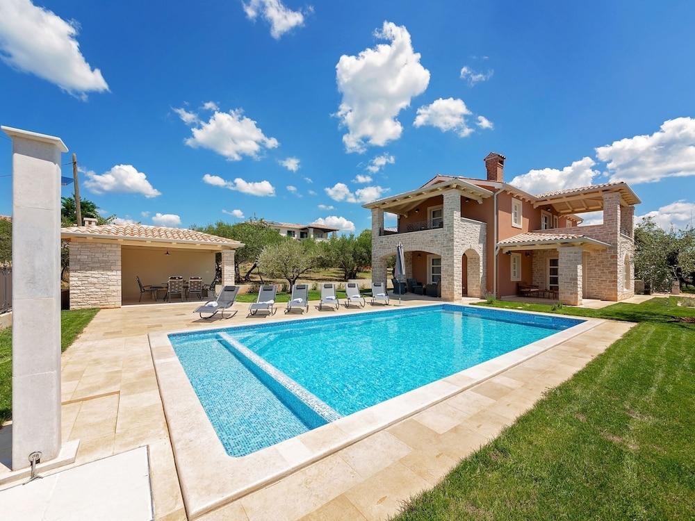 Spacious Villa With Private Swimming Pool in Kaštelir