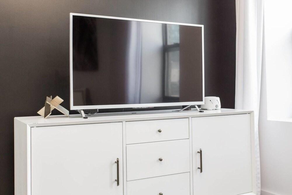 Black Walnut - Modern 1 BDR in Downtown Room