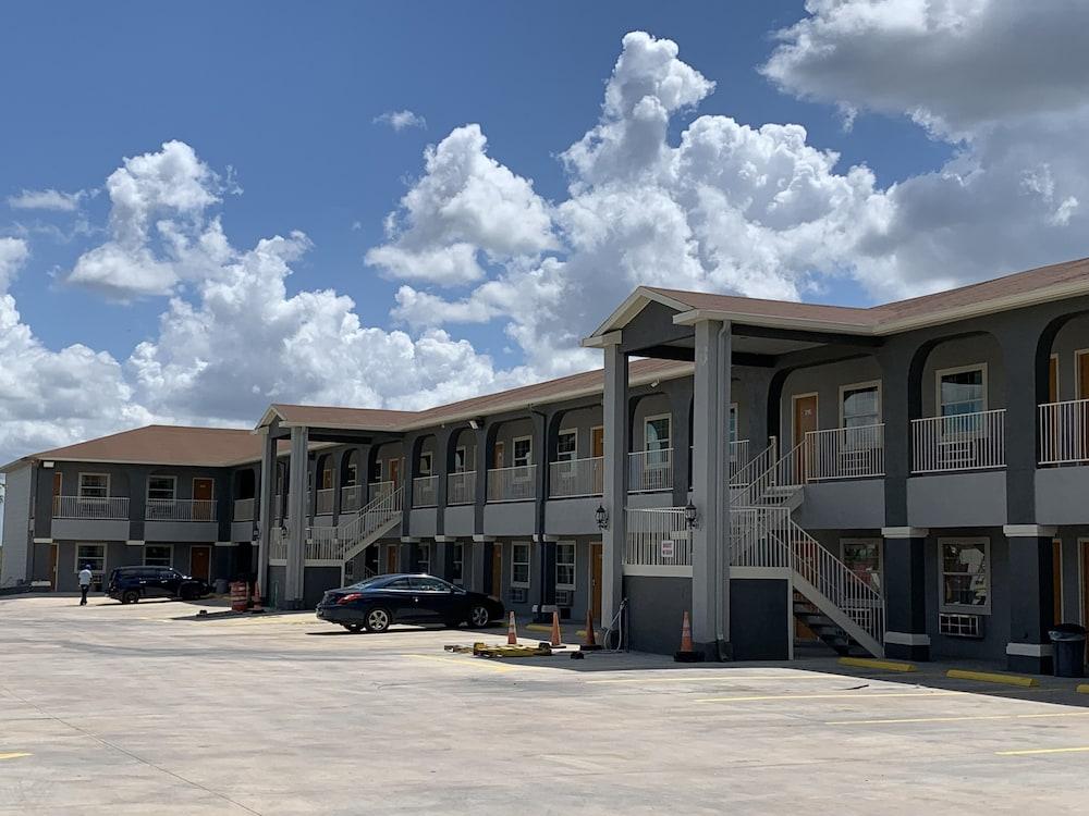 Texan Inn and Suites Tilden Featured Image