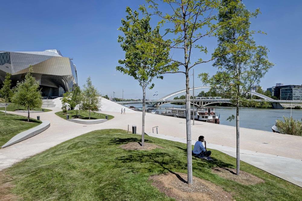 ibis Lyon Gerland Musée des Confluences Exterior
