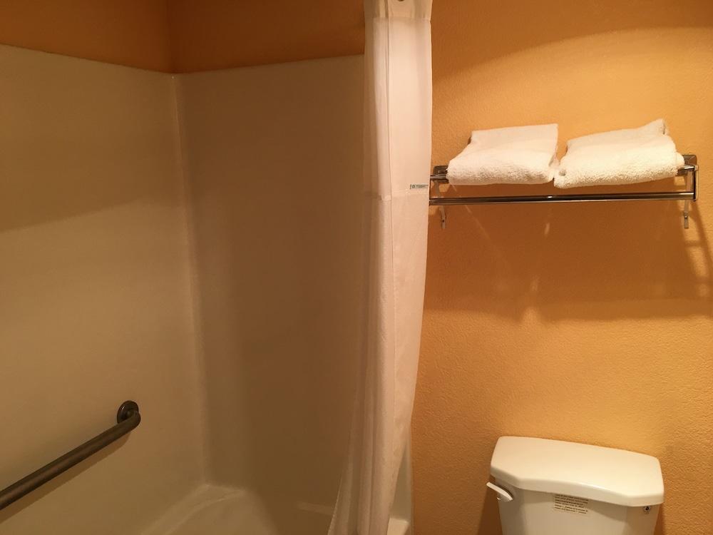 هاورد جونسون باي ويندام دينفر ويست أخرى