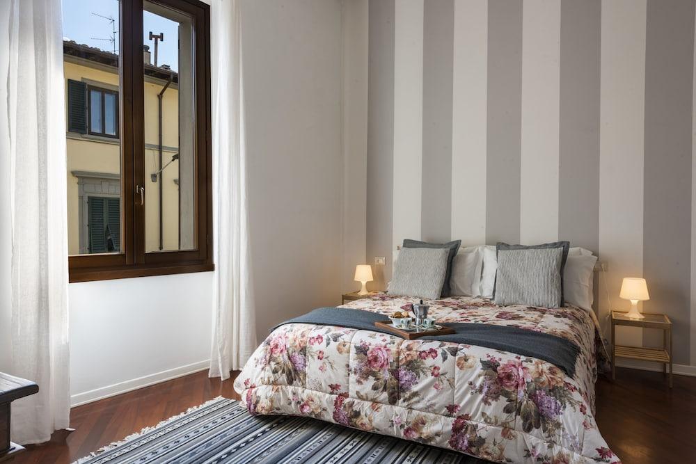 Renovated 19th-Century Apartment in an Authentic Area Room
