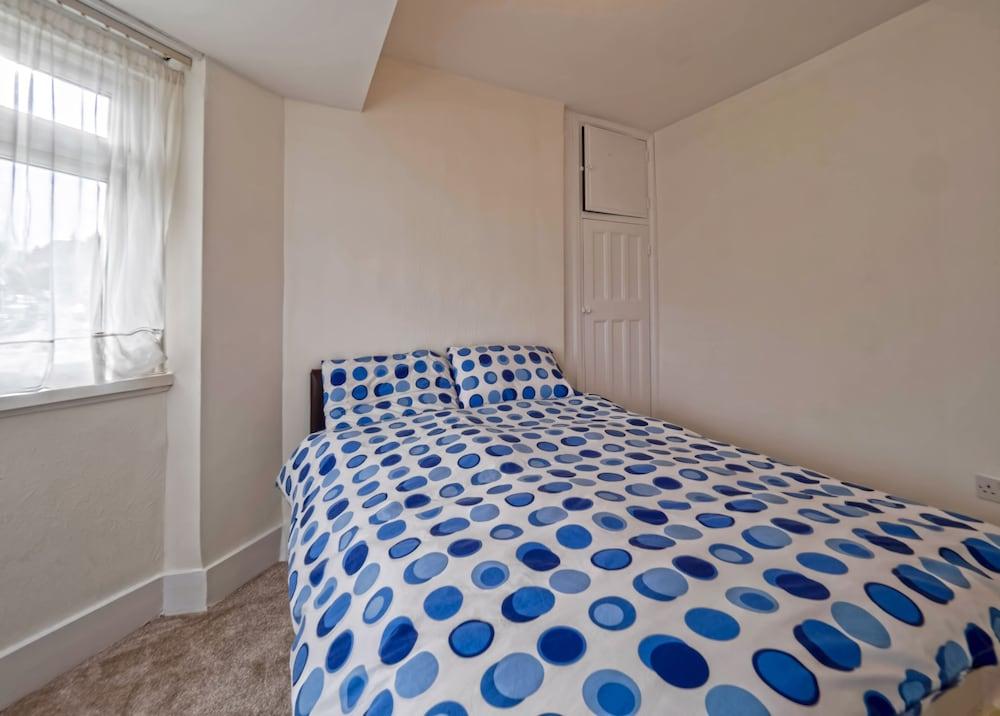 2 Bedroom Apt in Residential Locality Room