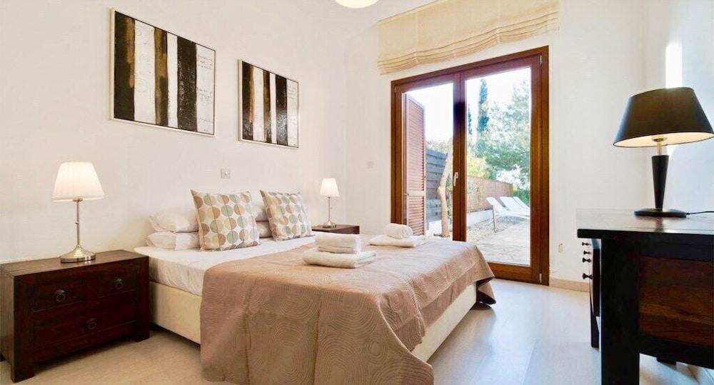 Beautiful 2 Bedroom Villa Proteus HG29 with private pool and pretty golf course views, Short walk to resort village square on Aphrodite Hills Room