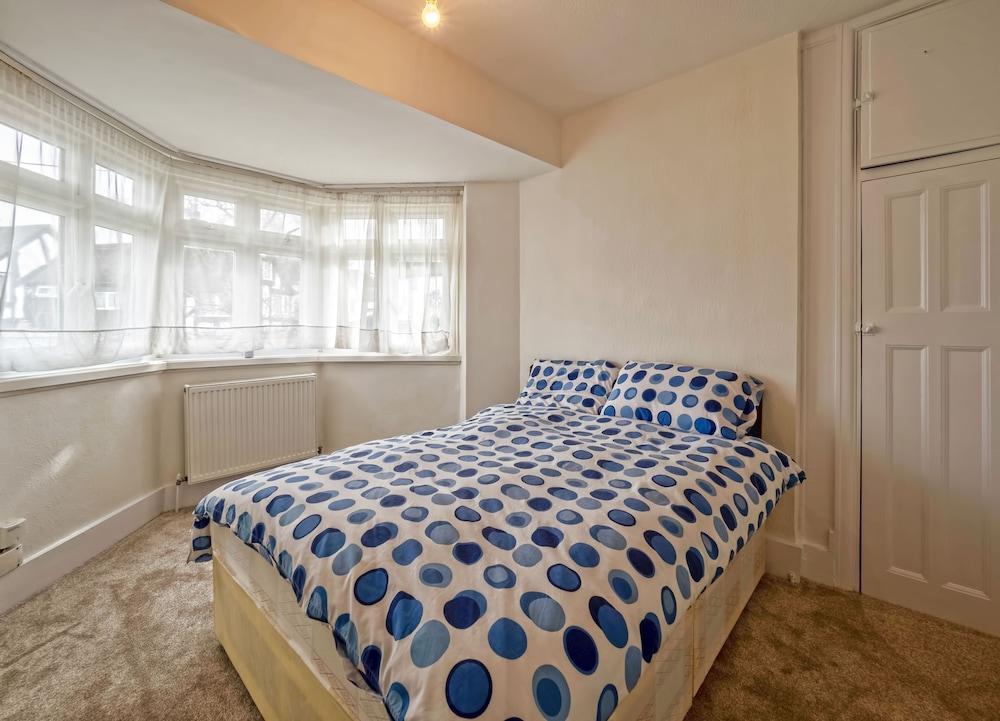 2 Bedroom Apt in Residential Locality Room