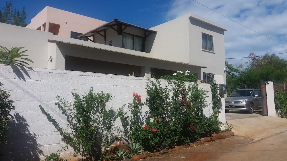 Sunny Private First Floor 1-br Beach Apartment With Spacious Balcony, Pool, Wifi Exterior