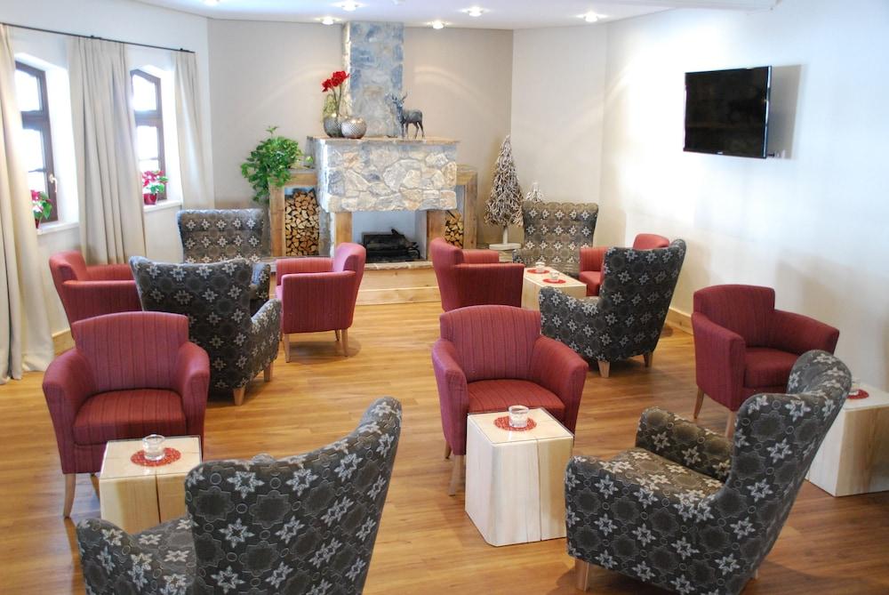 سبورتهوتل فونتانا منطقة الجلوس في الردهة