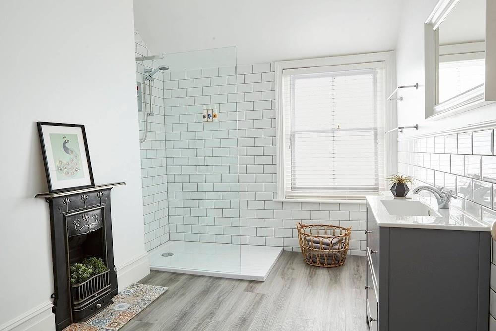 Chic Top Floor Apartment in the Heart of Westbourne Arcade Room