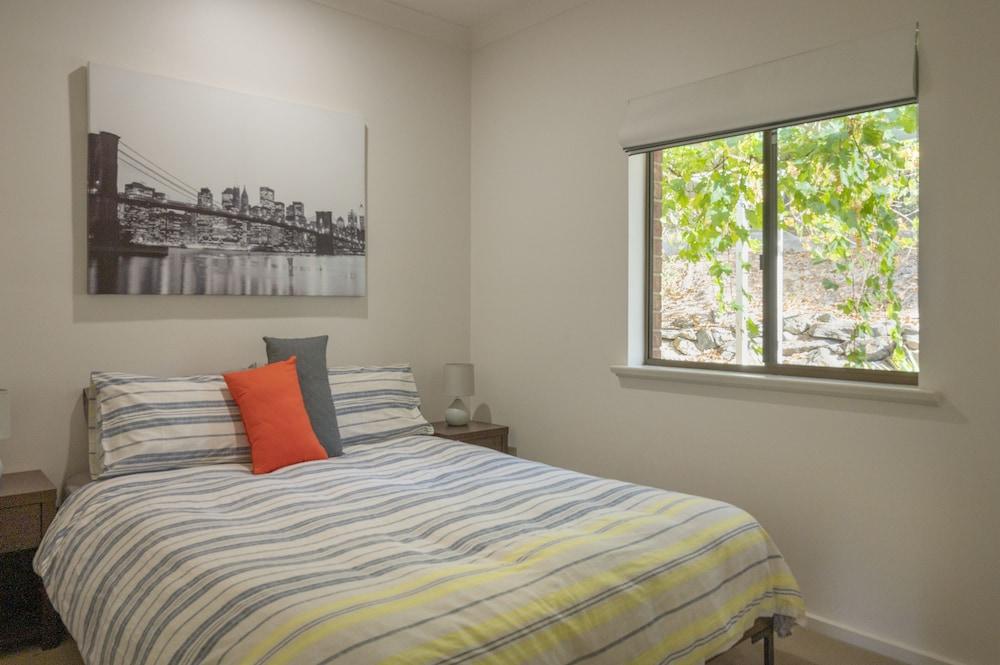 131 Your Vineyard Home in the heart of the Vale Room