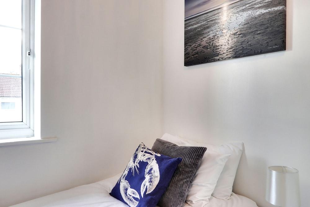 Walter Place Room