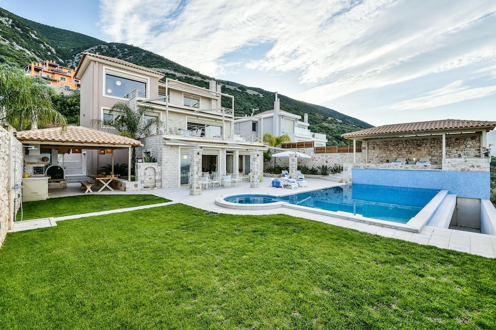 Villa with Striking views over the infinity Pool Exterior