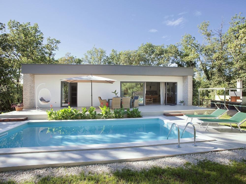 Modern Villa in Juricani With Swimming Pool