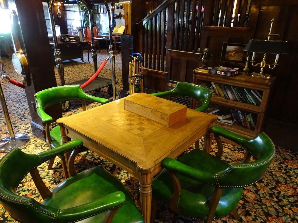 Glen Tavern Inn Lobby Sitting Area