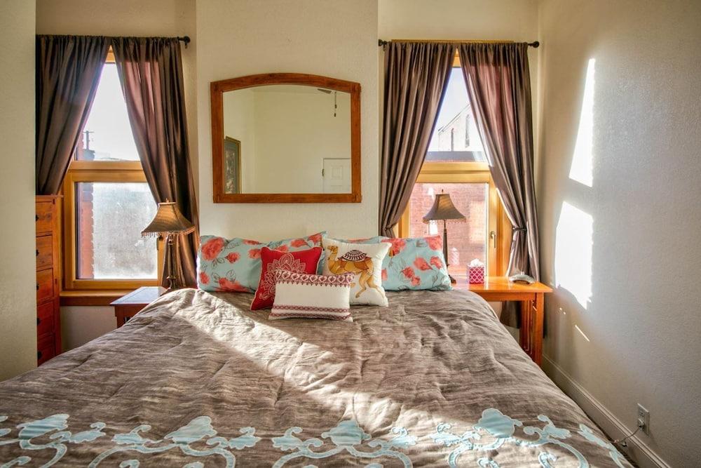 Bozeman - Smart and Sassy Room