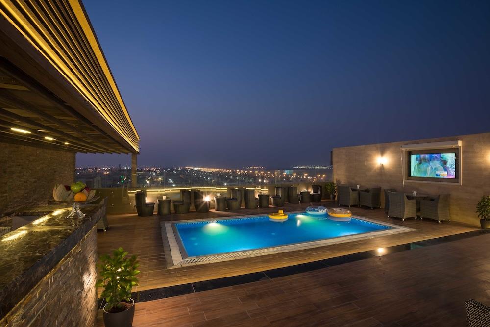 نافيتي ورويك الدمام حمام سباحة على السطح