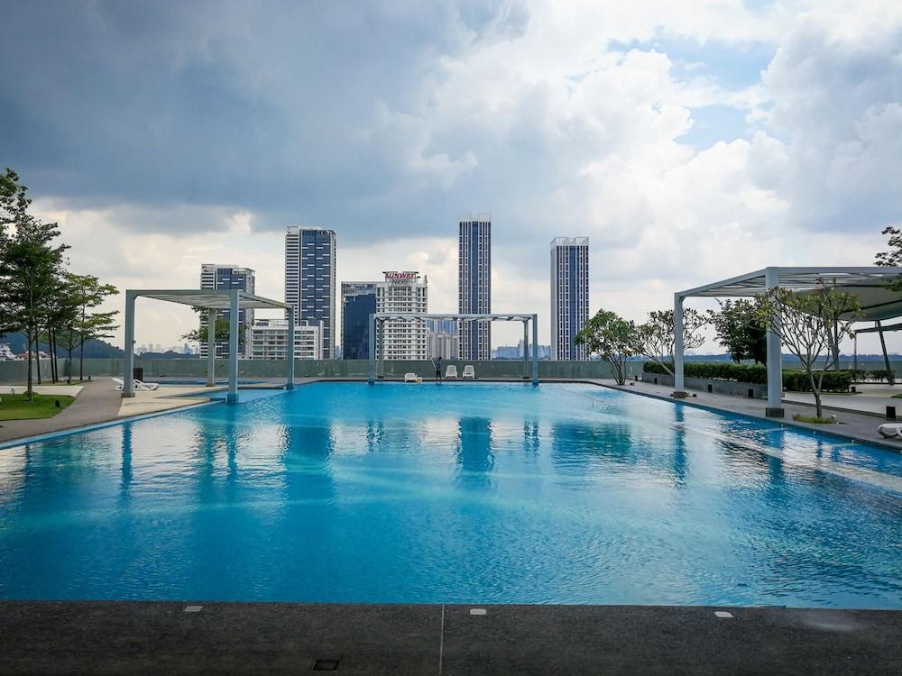 GT Home Encorp Strand Residence Outdoor Pool