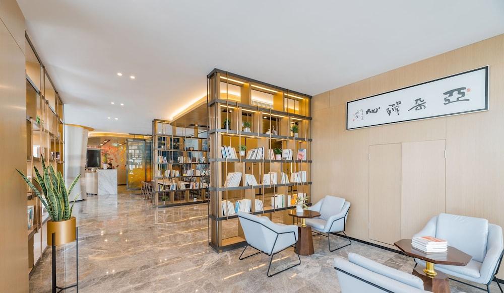 أتور هوتل يانشينج الردهة