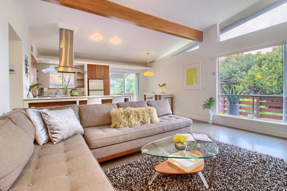 Travis Heights Modern I