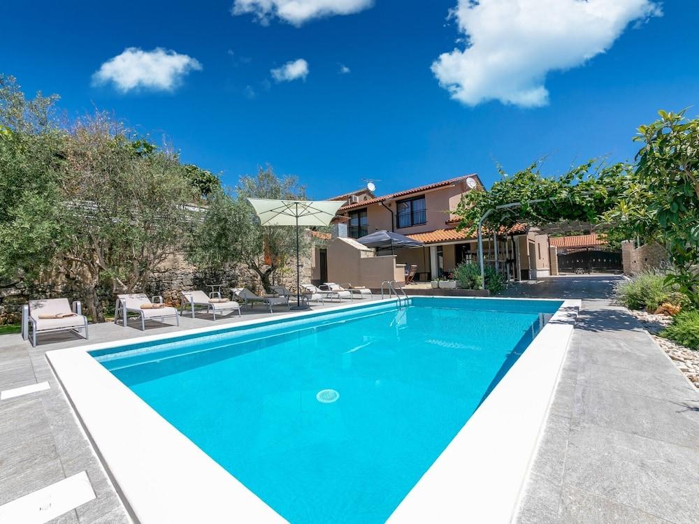 Modern Holiday Home in Višnjan With Pool