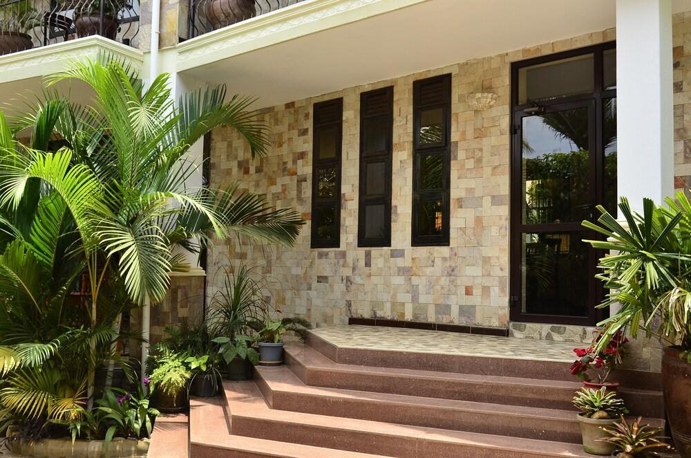 Kizungu Inn Interior Entrance