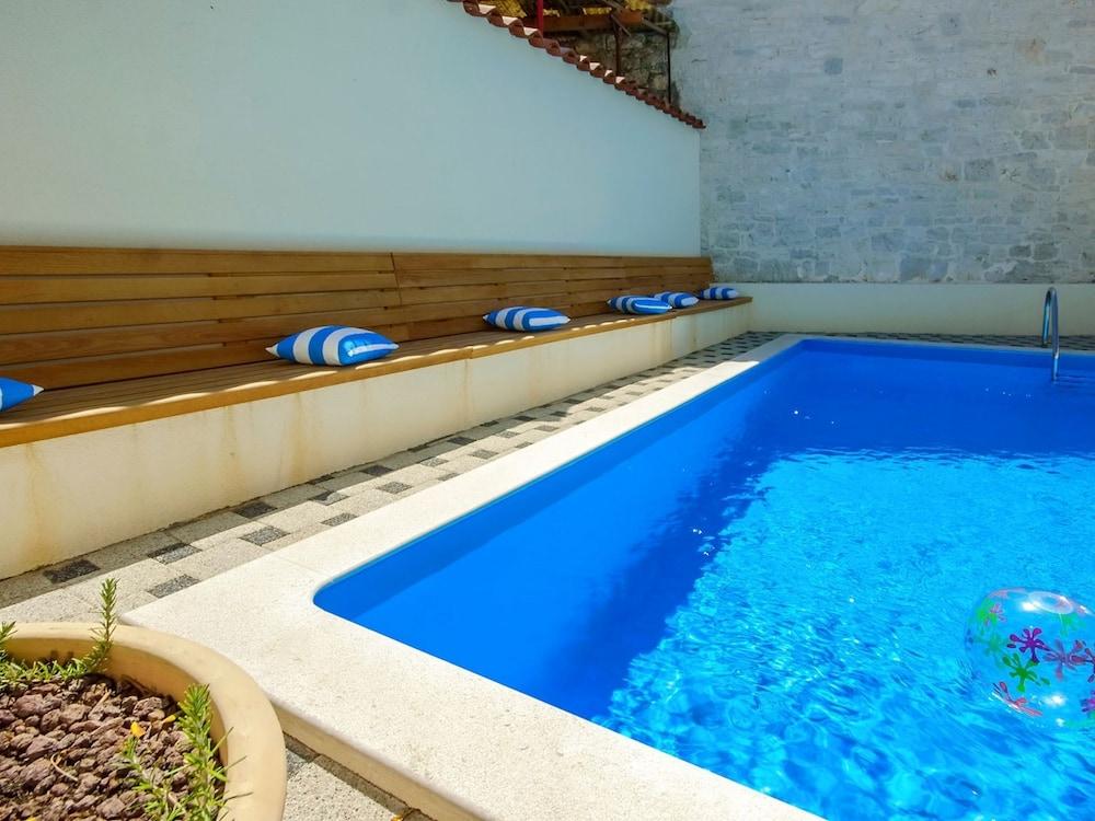 سيرين هوليداي هوم إن كرونسيسي ويذ برايفت بول زحليقة مائية