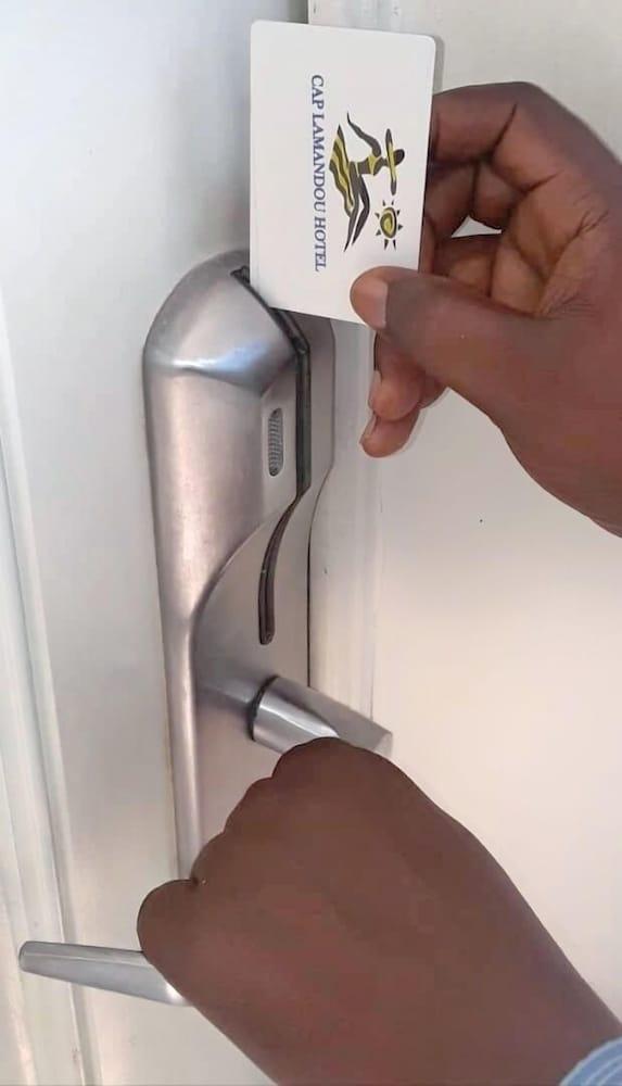 كاب لاماندو هوتل منصة تسجيل إجراءات الوصول/المغادرة