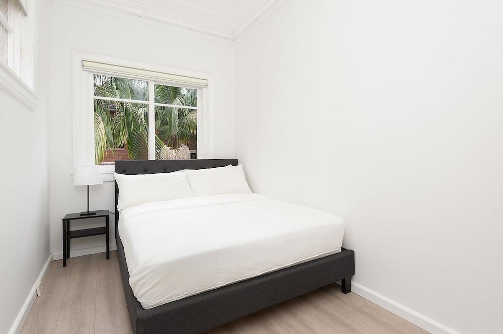 Newly Renovated Apt Close to CBD Unit 1 Room