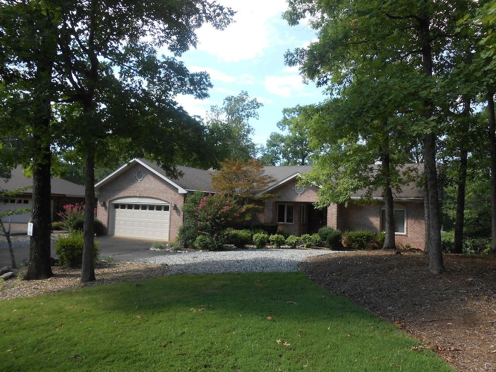Golfview Home With Gas Grill on the Deck - Unit 0913 by Redawning