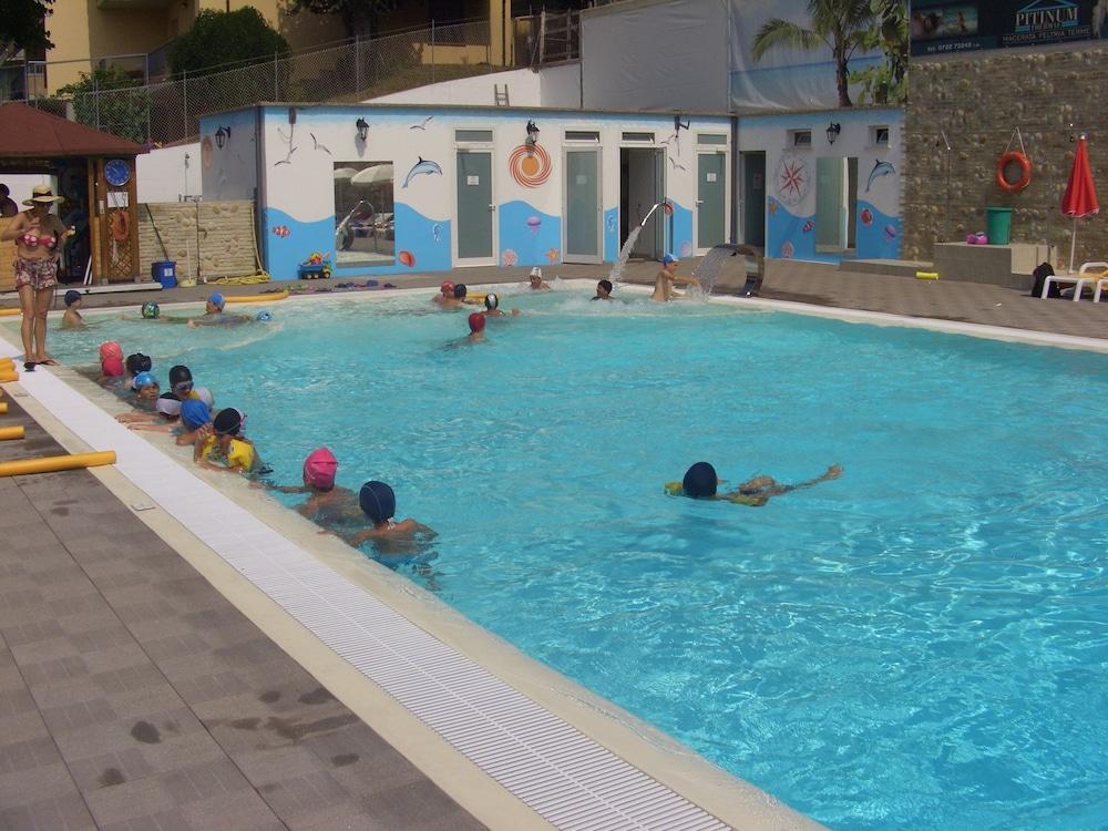 هوتل بيتينوم حمام سباحة مكشوف