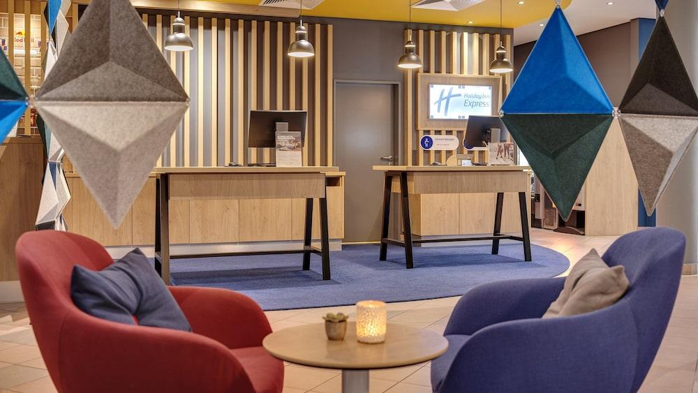 هوليداي إن إكسبرس كاي سن تو ن ايساد ي روفايب ي ايتش جي الردهة