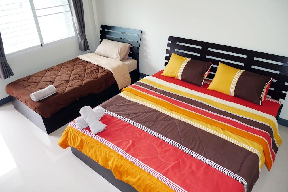 Bann Romyen Klang Dong Room