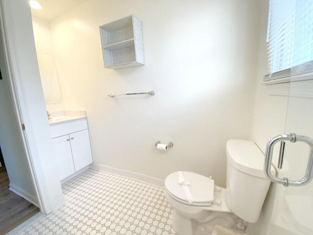 Barracuda 4 Bathroom