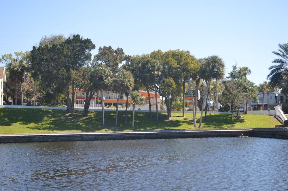Tarpon Inn Exterior