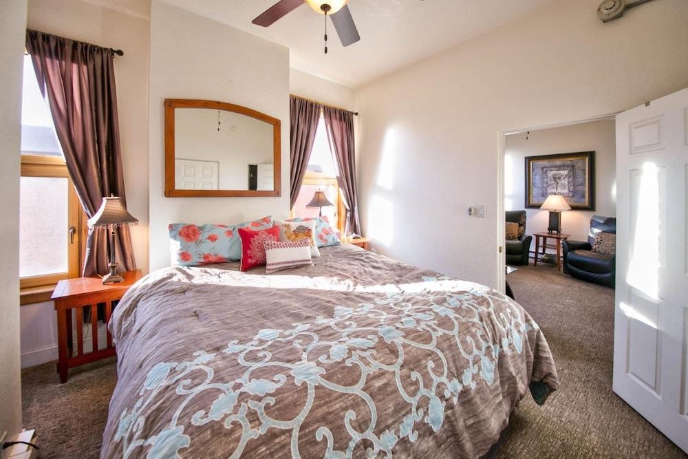 Bozeman - Smart and Sassy Room