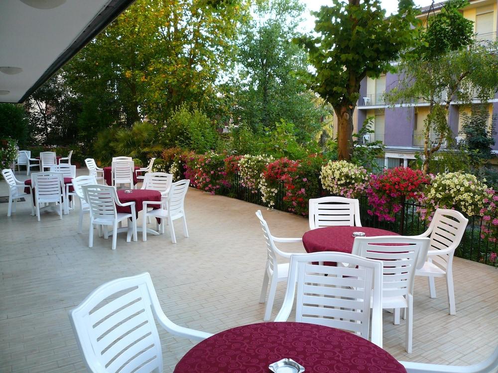 آلبيرغو آريستون أخرى