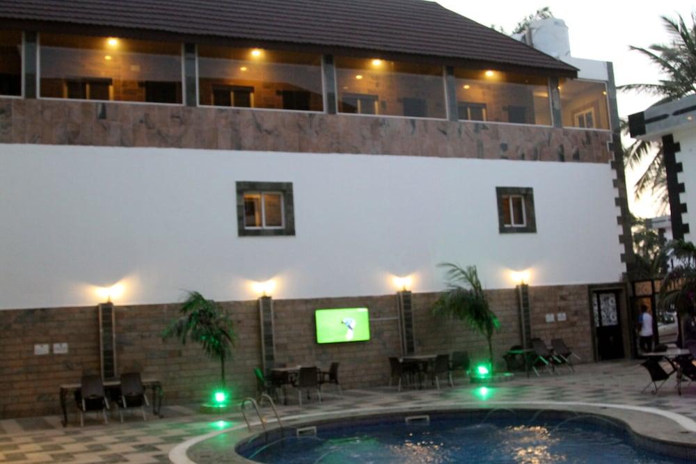 R & K Guest Palace Exterior