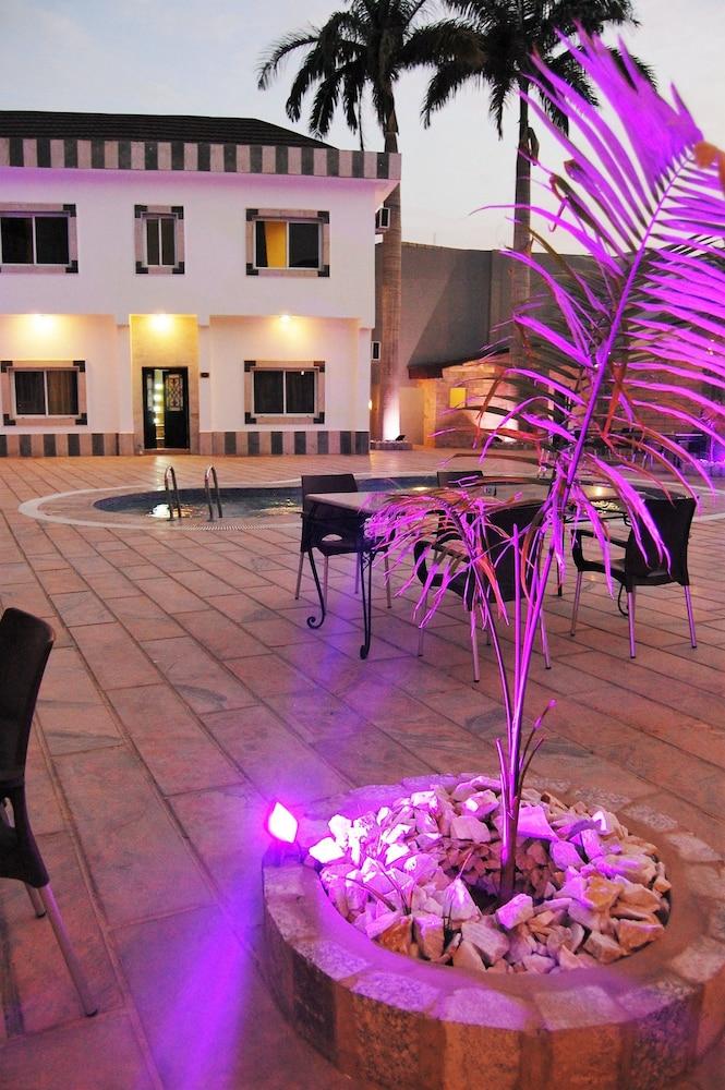 R & K Guest Palace Exterior