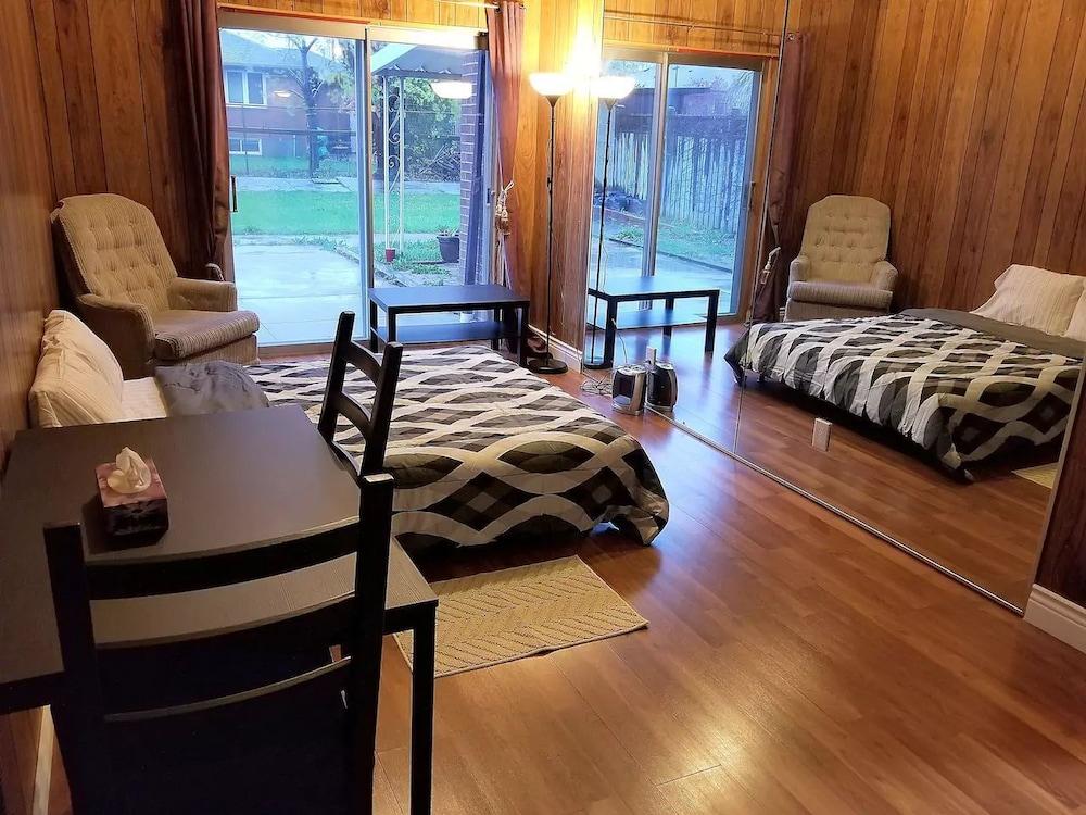 A1-Private up to 3 - Finch west subway Room