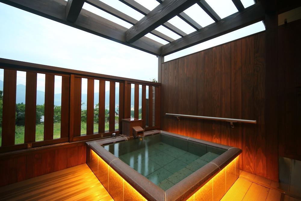 Asagirinomieru Yado Yufuin Hanayoshi Indoor Spa Tub