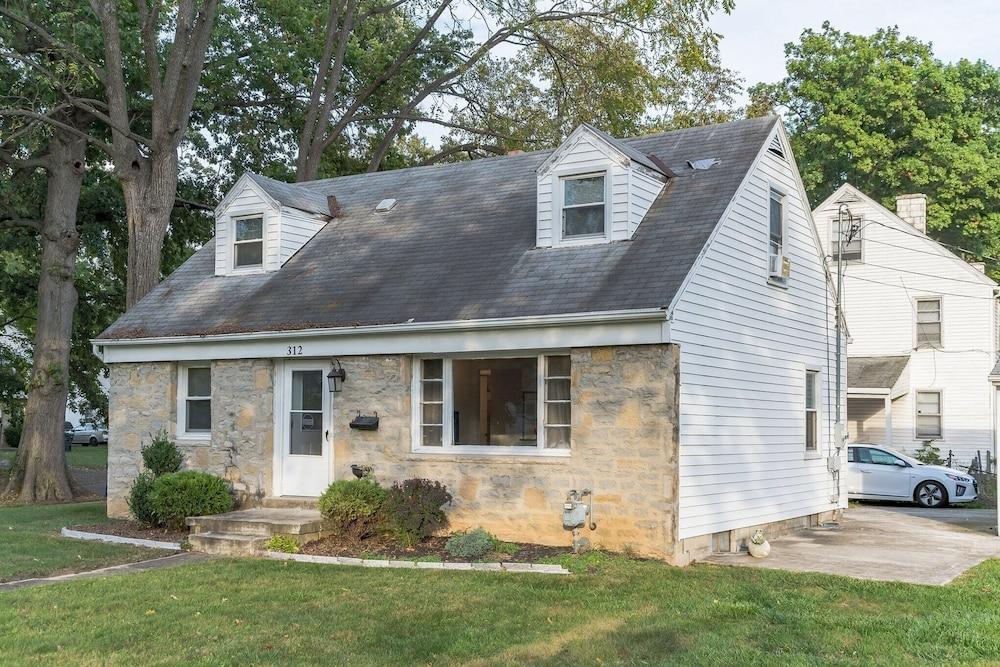 Charming Cape Cod Home - Just 15 Min From Downtown! 4 Bedroom Home by Redawning المنطقة الخارجية