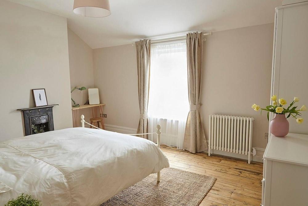 Chic Top Floor Apartment in the Heart of Westbourne Arcade Room