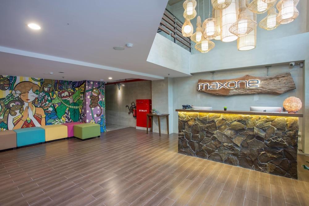 MaxOne Hotels at Ubud Reception