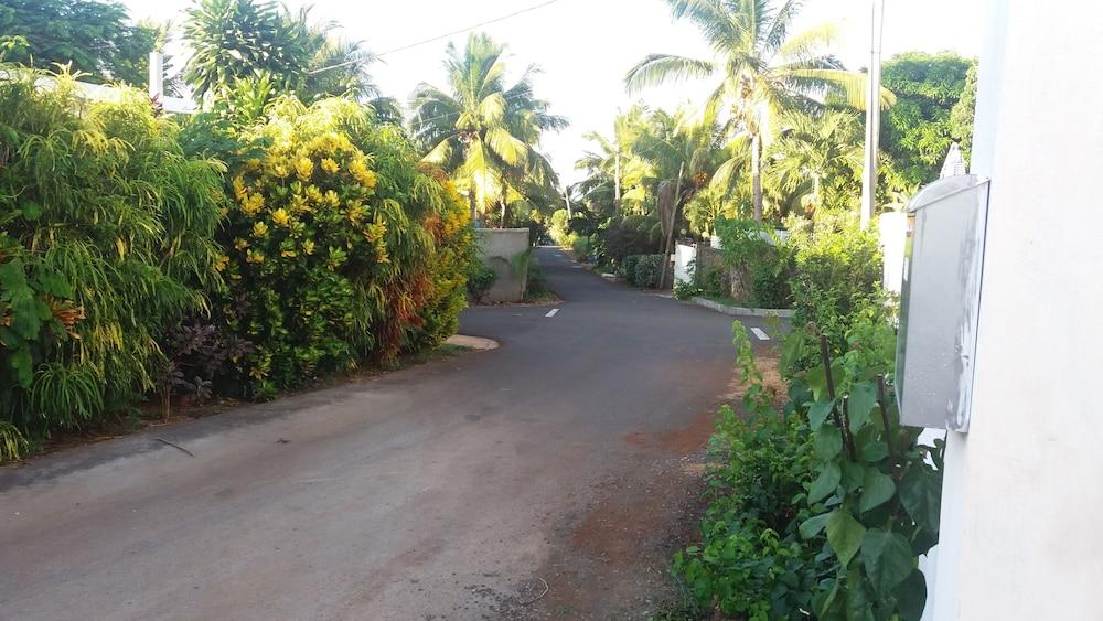 Sunny Private First Floor 1-br Beach Apartment With Spacious Balcony, Pool, Wifi Property Grounds