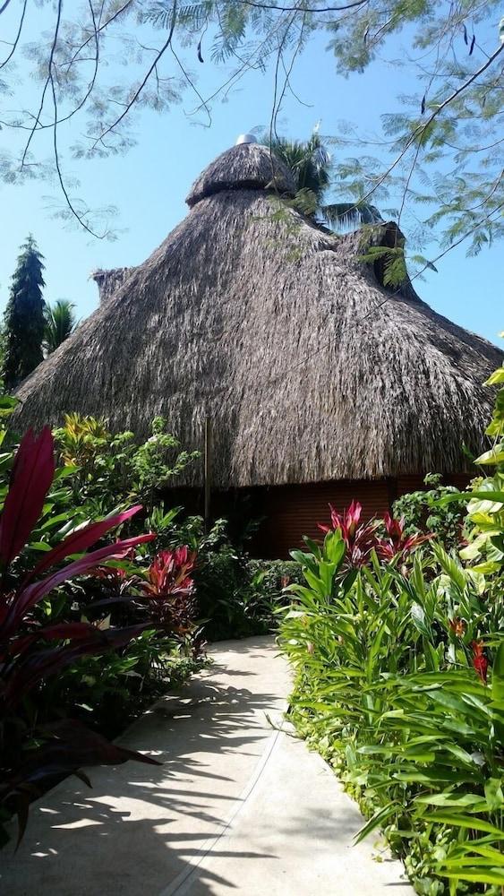 أوتل فينياس ديل لاجو