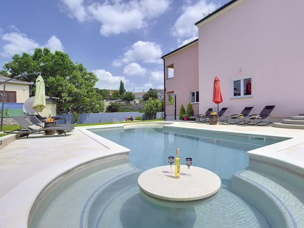 Modern Hoilday Home With Pool in Orihi Waterslide